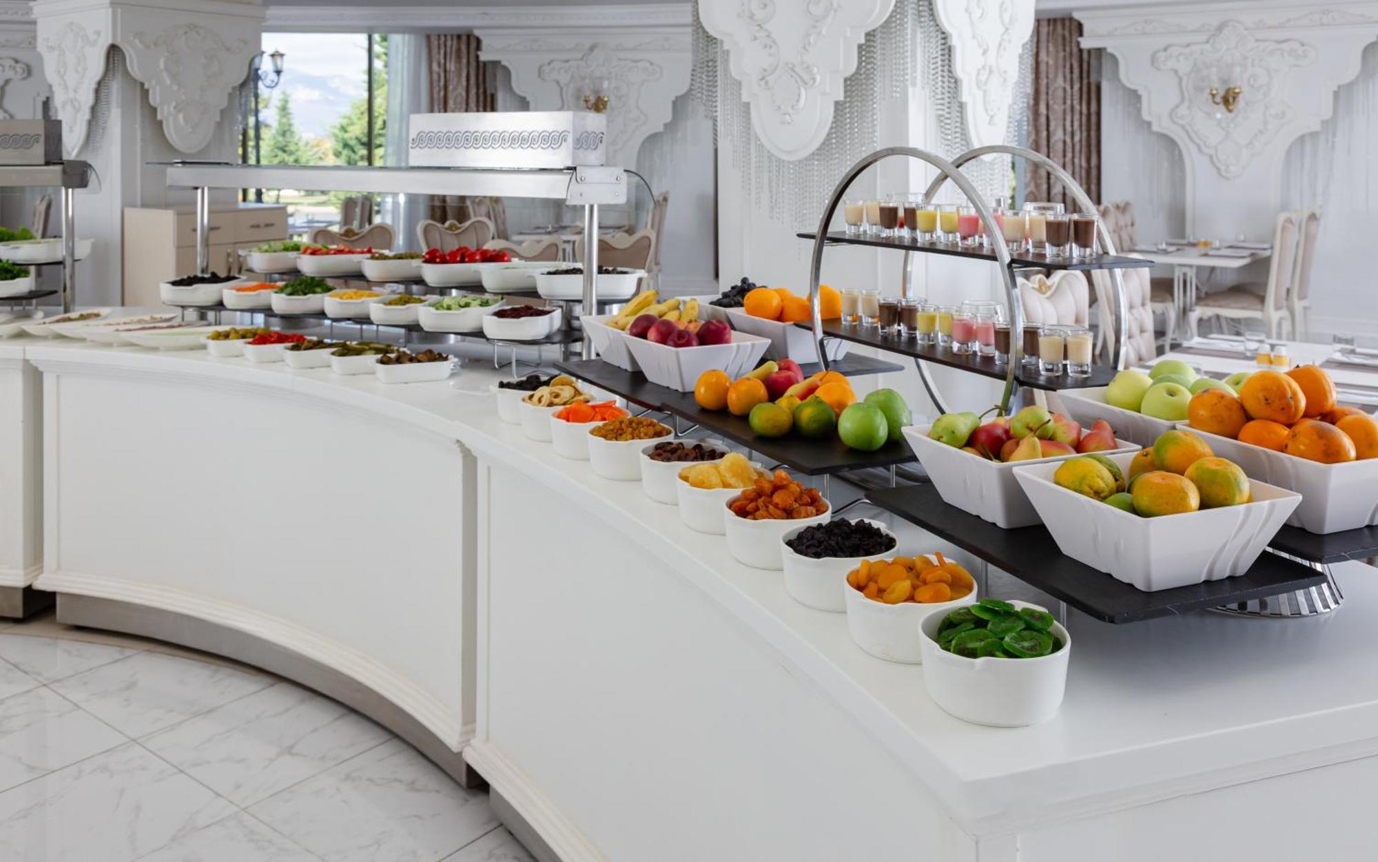 Shamakhi Palace Sharadil Seredil Екстер'єр фото A buffet at a hotel