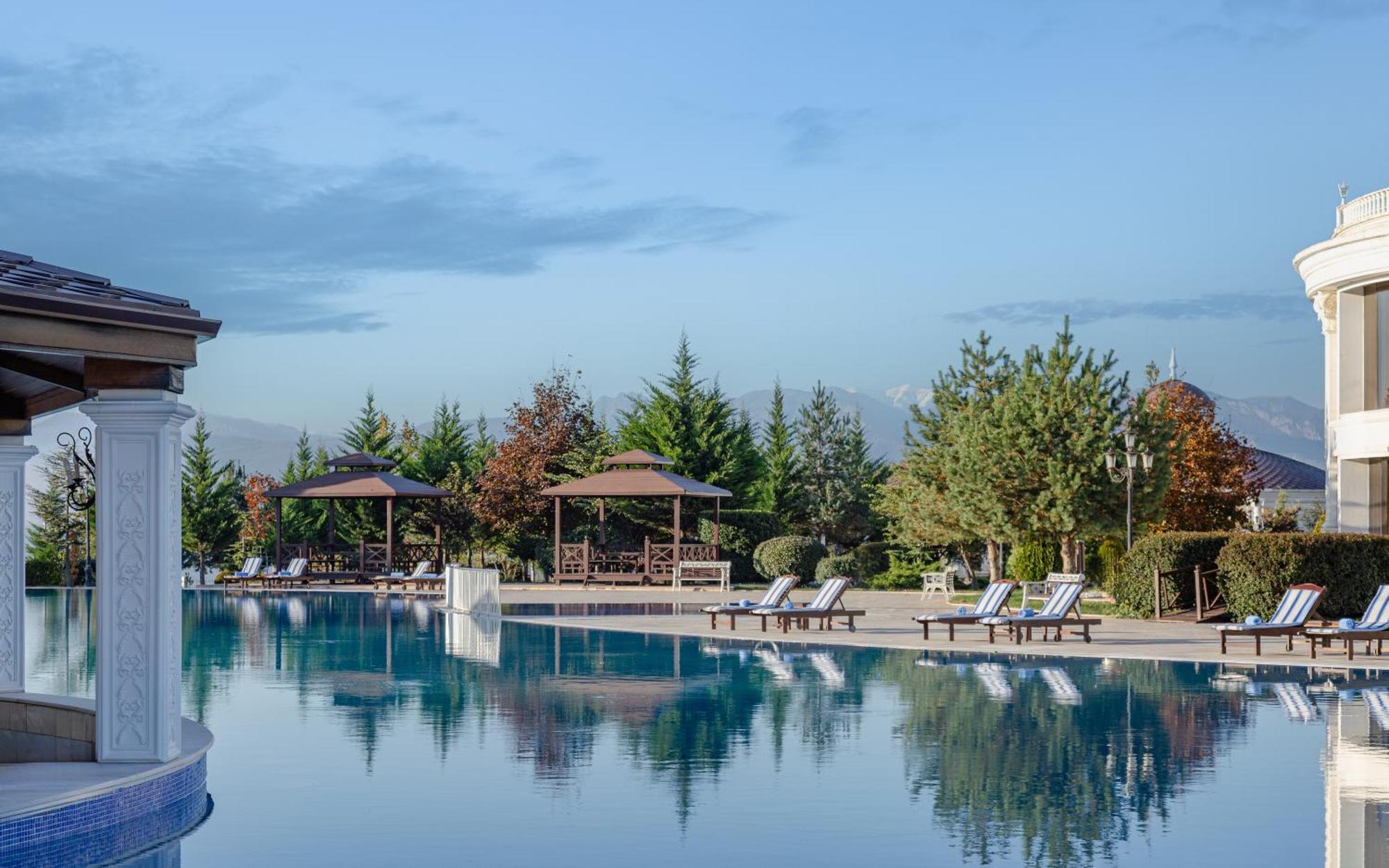 Shamakhi Palace Sharadil Seredil Екстер'єр фото The swimming pool at the hotel